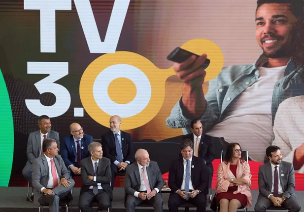 Presidente Lula e autoridades do governo durante cerimônia de lançamento da TV 3.0