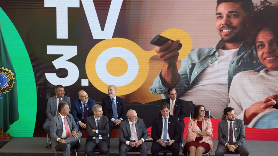 Presidente Lula e autoridades do governo durante cerimônia de lançamento da TV 3.0