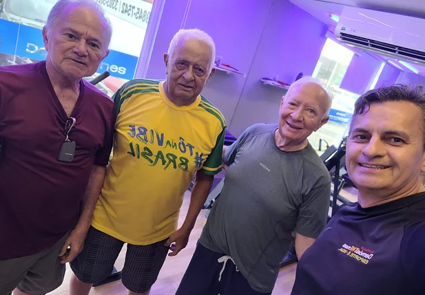 Professor Demóstenes Ribeiro com alunos