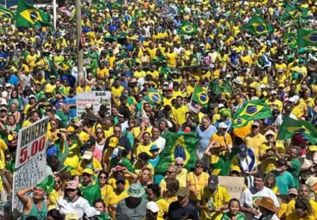 Protesto contra Moraes e Lula lota o Farol da Barra em Salvador