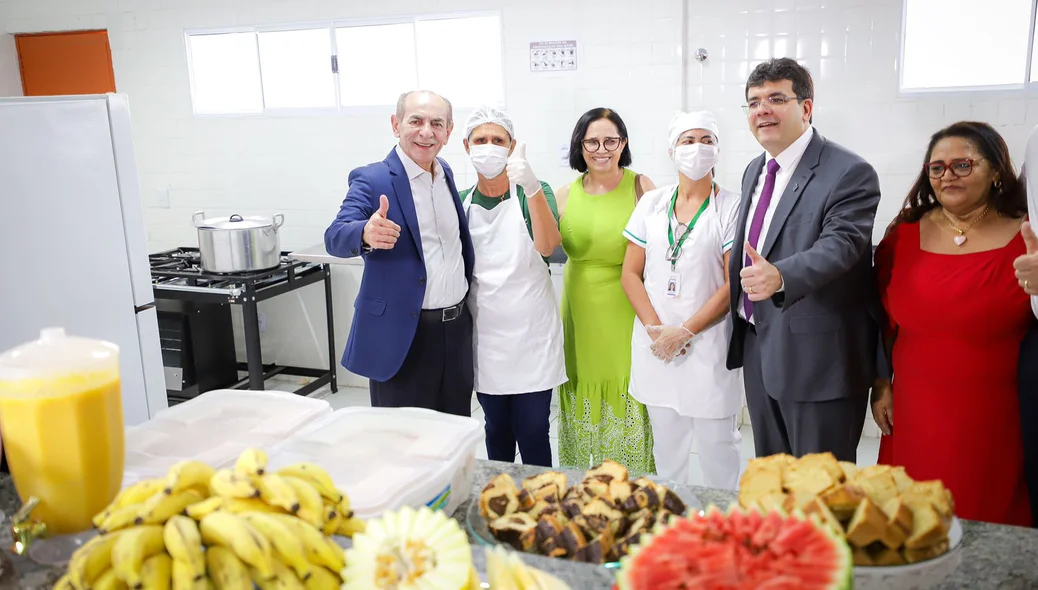 Rafael Fonteles e profissionais da escola reformada