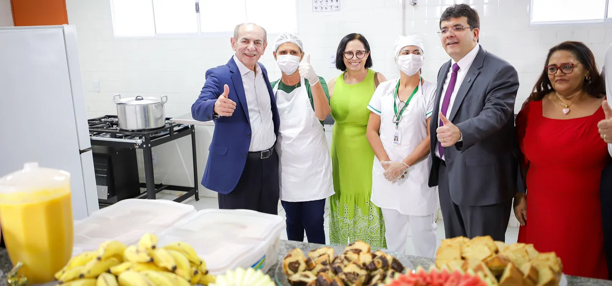 Rafael Fonteles e profissionais da escola reformada