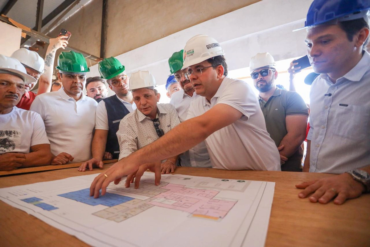 Rafael Fonteles visita obras do Centro de Parto Normal e Central de Diagnóstico de Uruçuí