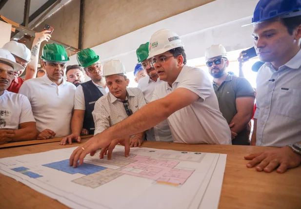 Rafael Fonteles visita obras do Centro de Parto Normal e Central de Diagnóstico de Uruçuí