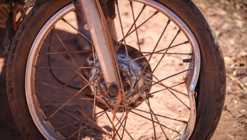 Roda da motocicleta ficou empenada após impacto com a pedra