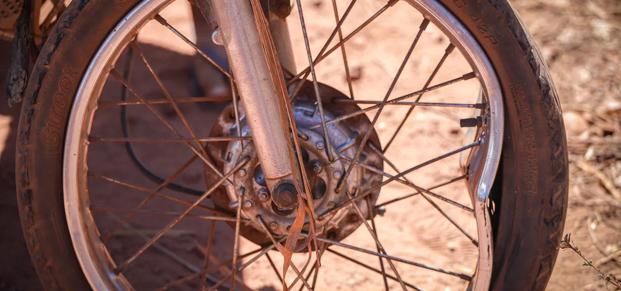 Roda da motocicleta ficou empenada após impacto com a pedra