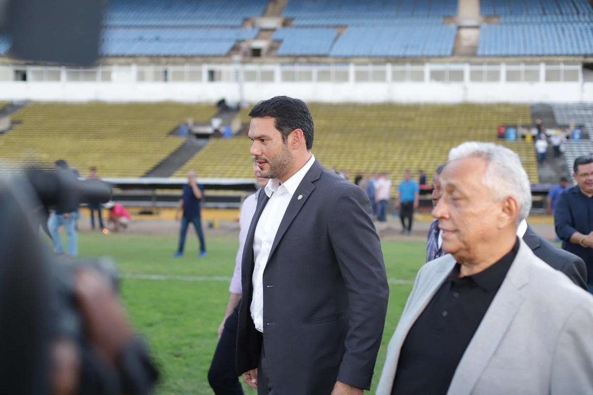 Samir Xaud busca melhorias para o estádio Albertão
