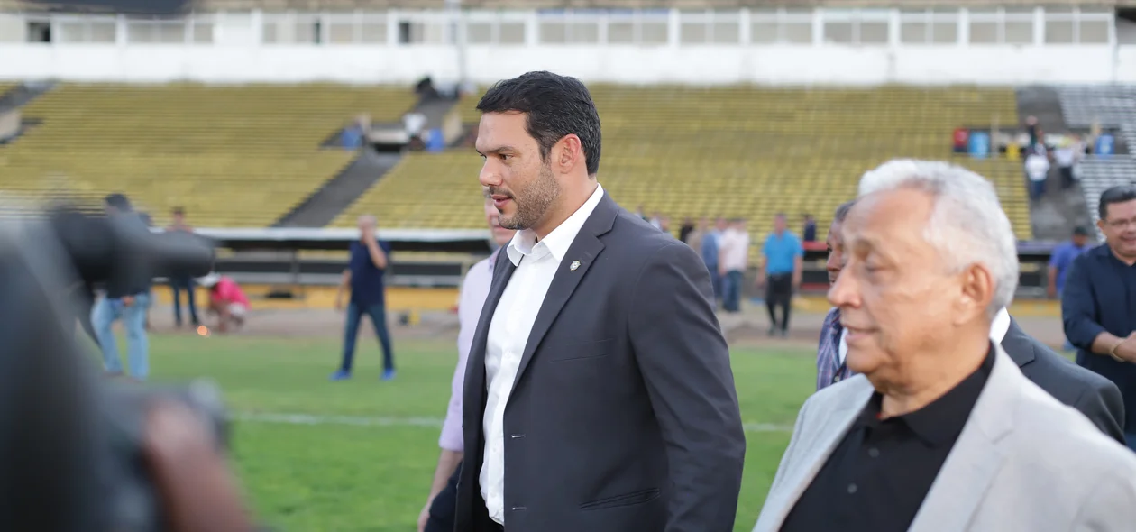 Samir Xaud busca melhorias para o estádio Albertão