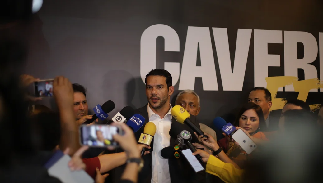 Samir Xaud dando coletica de imprensa