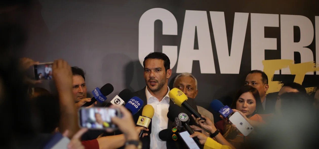 Samir Xaud dando coletica de imprensa