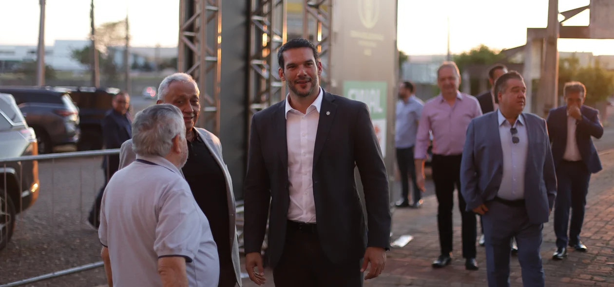 Samir Xaud observa estrutura do Albertão