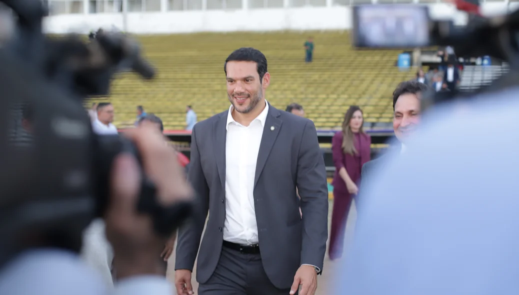Samir Xaud, presidente da CBF chegando para observar o gramado do Albertão