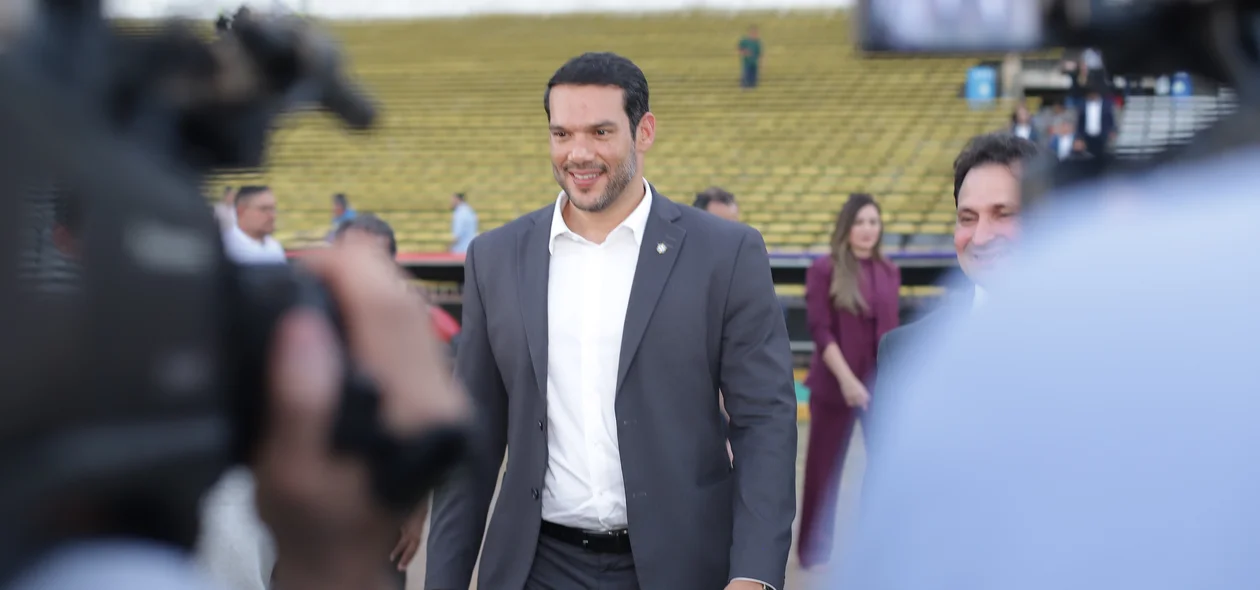 Samir Xaud, presidente da CBF chegando para observar o gramado do Albertão