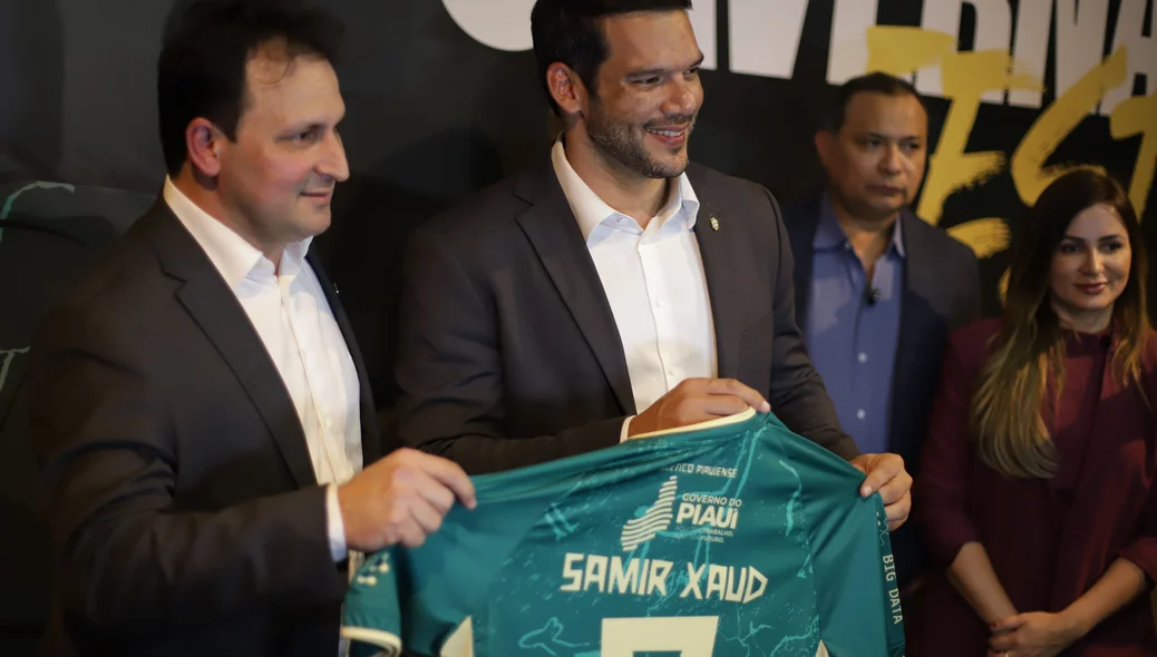Samir Xaud recebe camisa do Atlético Piauiense de Edson Sá, presidente do clube