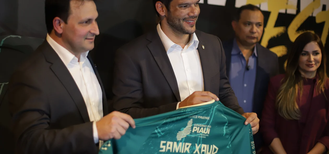 Samir Xaud recebe camisa do Atlético Piauiense de Edson Sá, presidente do clube