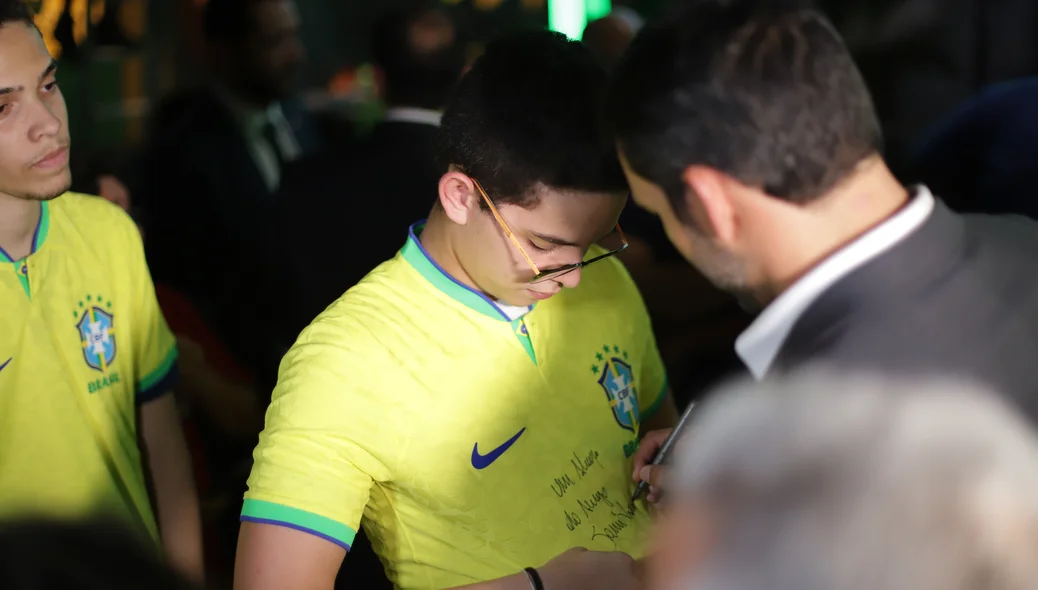 Samir Xaud recebendo os fãs