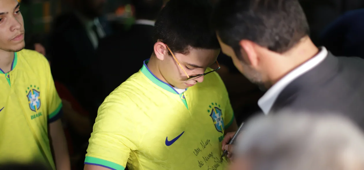 Samir Xaud recebendo os fãs