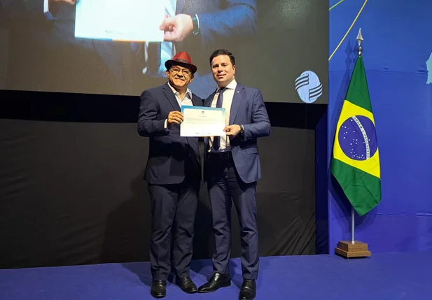 São João do Arraial recebe certificado como integrante do projeto "Municípios 100% Regularizados"