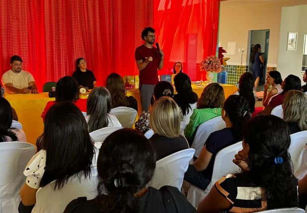 Secretaria Municipal de Educação de Esperantina promove formação com Filipe Macedo