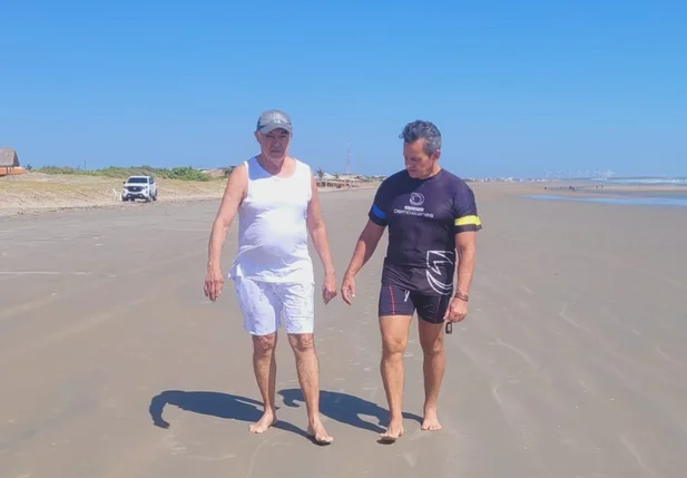 Senhor Leal fazendo sua parte com a supervisão do Professor Demóstenes Ribeiro
