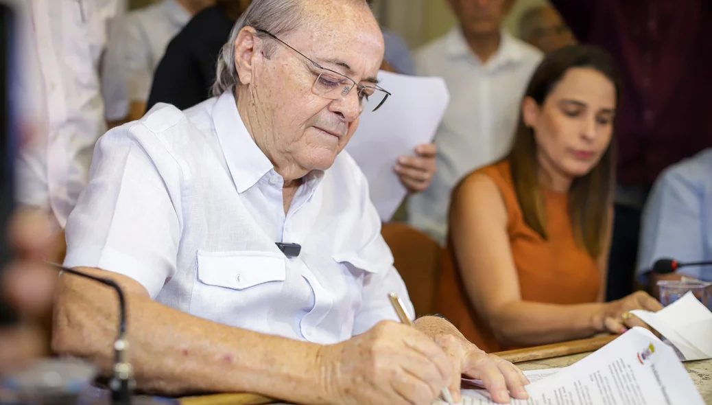 Sílvio Mendes assina decreto de emergência na limpeza pública