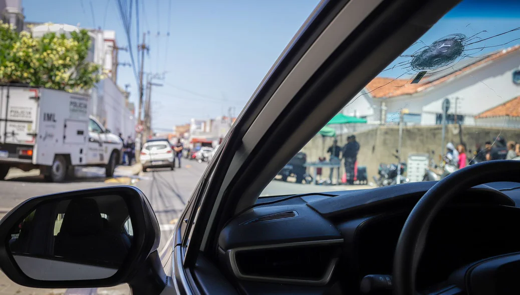 Taxista estava dentro do carro quando tiro atingiu para-brisas