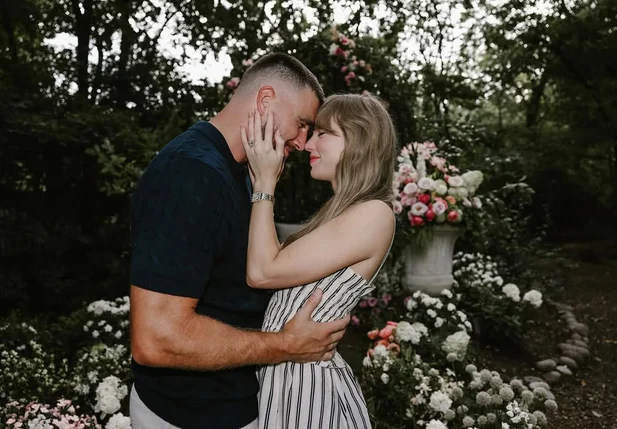 Taylor Swift anuncia noivado com Travis Kelce