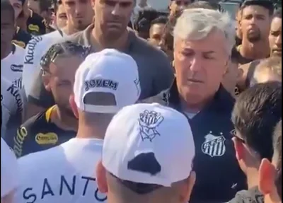 Torcedores invadem CT do Santos