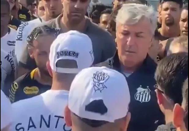 Torcedores invadem CT do Santos