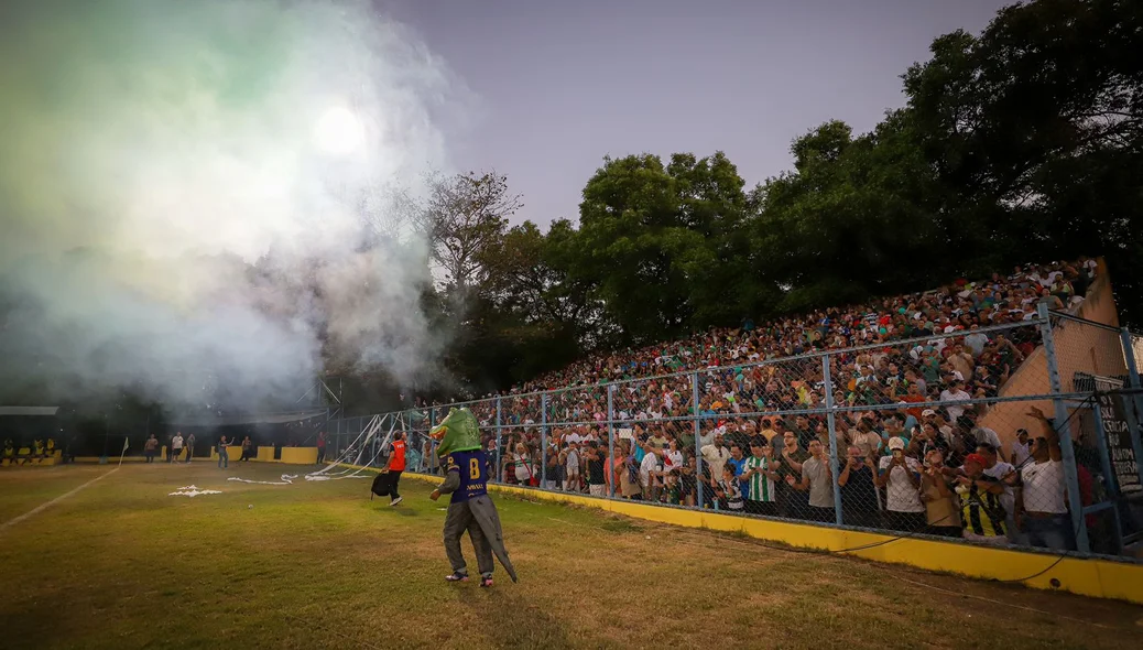 Torcida do Altos recepcionando os jogadores com muita empolgação