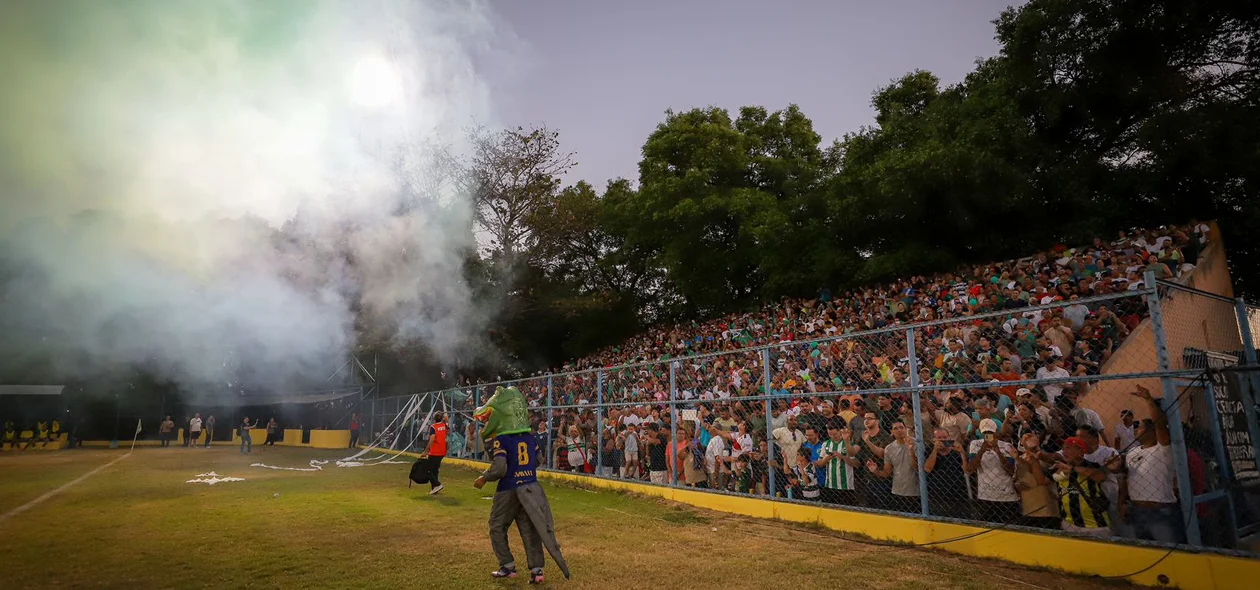 Torcida do Altos recepcionando os jogadores com muita empolgação