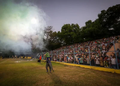 Torcida do Altos recepcionando os jogadores com muita empolgação