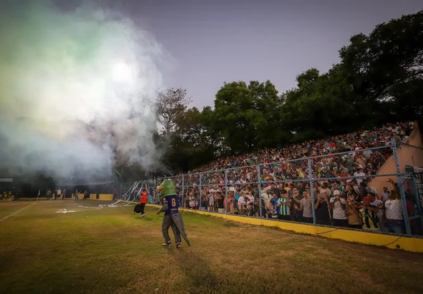 Torcida do Altos recepcionando os jogadores com muita empolgação