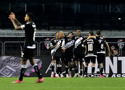 Vasco domina e goleia Santos fora de casa no Brasileirão