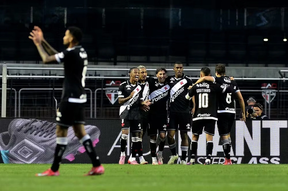 Vasco domina e goleia Santos fora de casa no Brasileirão