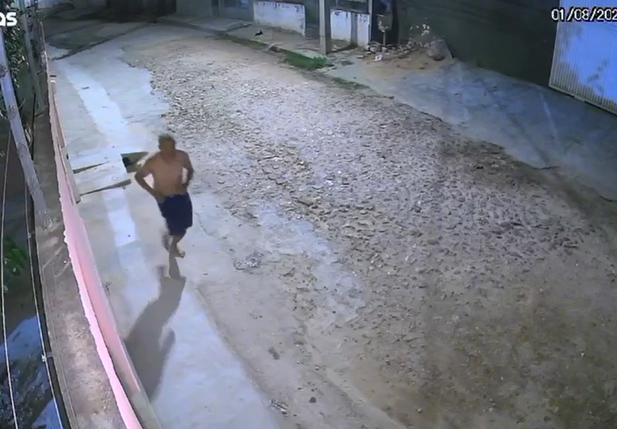 Vídeos do acusado fugindo