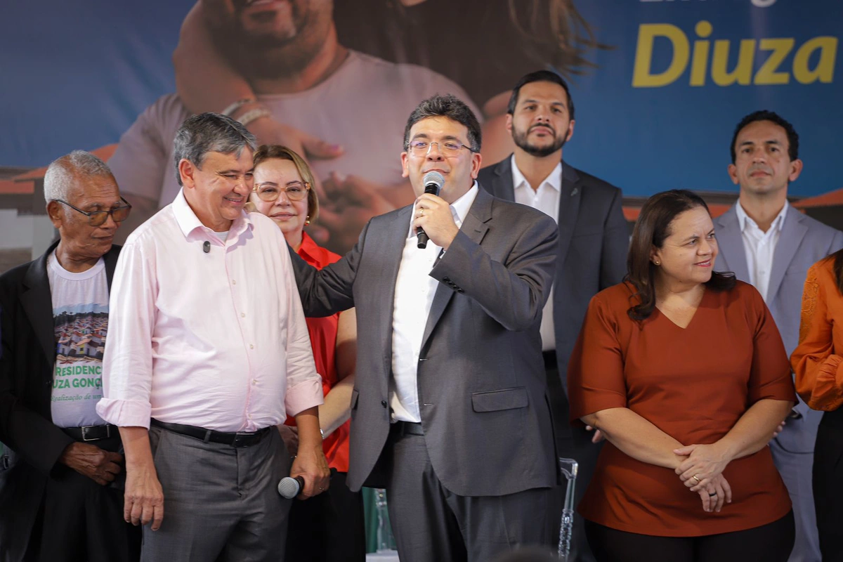 Washington acompanhou Rafael na entrega de 132 unidades habitacionais