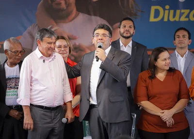 Washington acompanhou Rafael na entrega de 132 unidades habitacionais