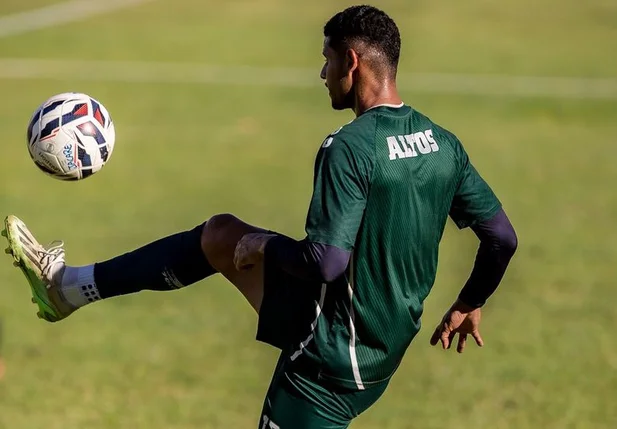 Zagueiro Albert em preparação para jogo da volta do Altos contra o Independência pela 2ª fase da Série D