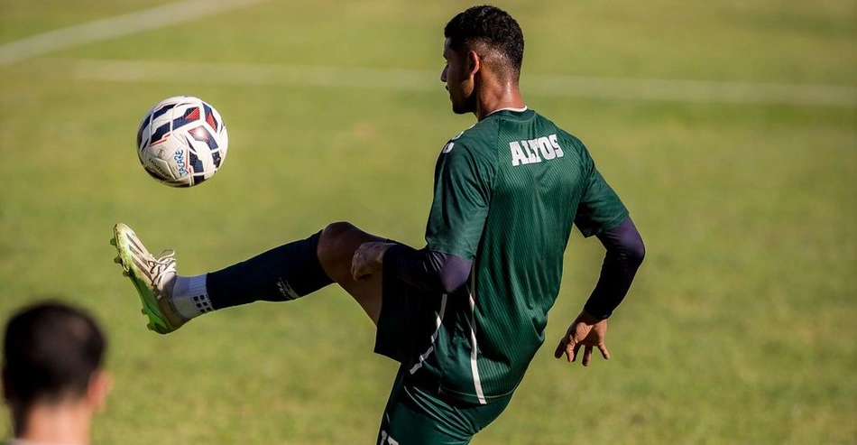 Zagueiro Albert em preparação para jogo da volta do Altos contra o Independência pela 2ª fase da Série D
