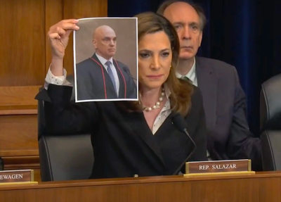 A deputada María Elvira Salazar mostrando uma foto do ministro Moraes no Congresso dos EUA no ano passado