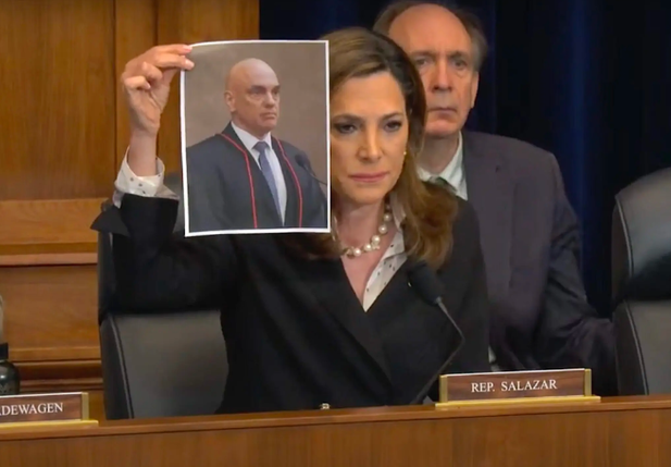 A deputada María Elvira Salazar mostrando uma foto do ministro Moraes no Congresso dos EUA no ano passado