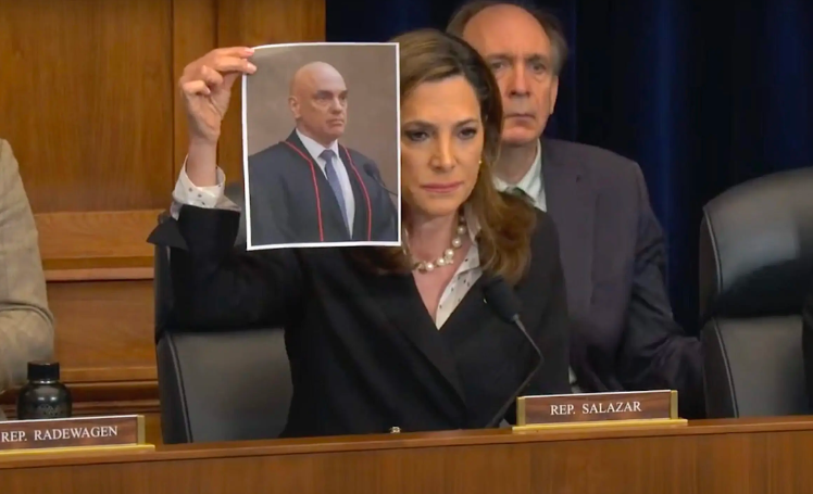 A deputada María Elvira Salazar mostrando uma foto do ministro Moraes no Congresso dos EUA no ano passado