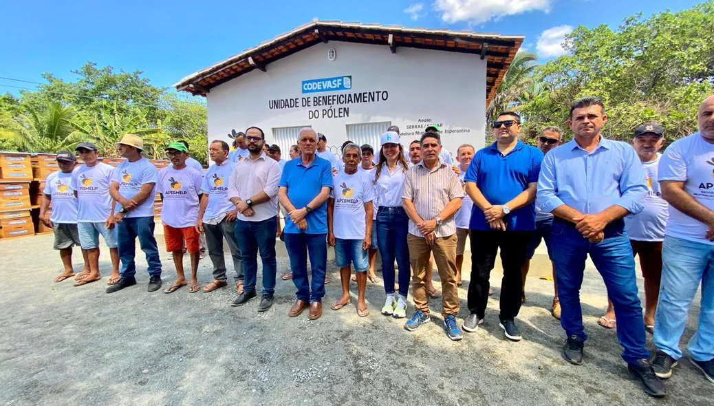 A prefeita Ivanária Sampaio esteve no local