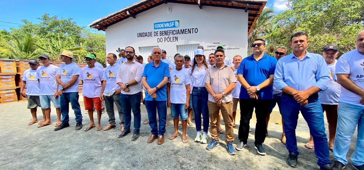 A prefeita Ivanária Sampaio esteve no local