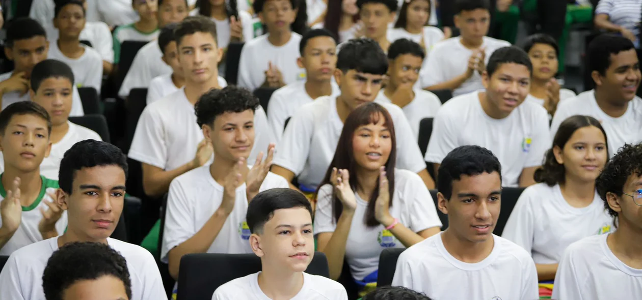 Alunos participando da Olimpíada Nacional de Eficiência Energética