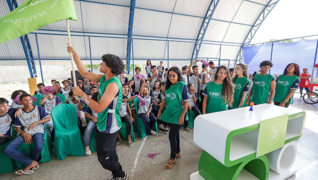 Alunos prontos para gincana na Escola Municipal Professora Ana Vitória de Carvalho Santos