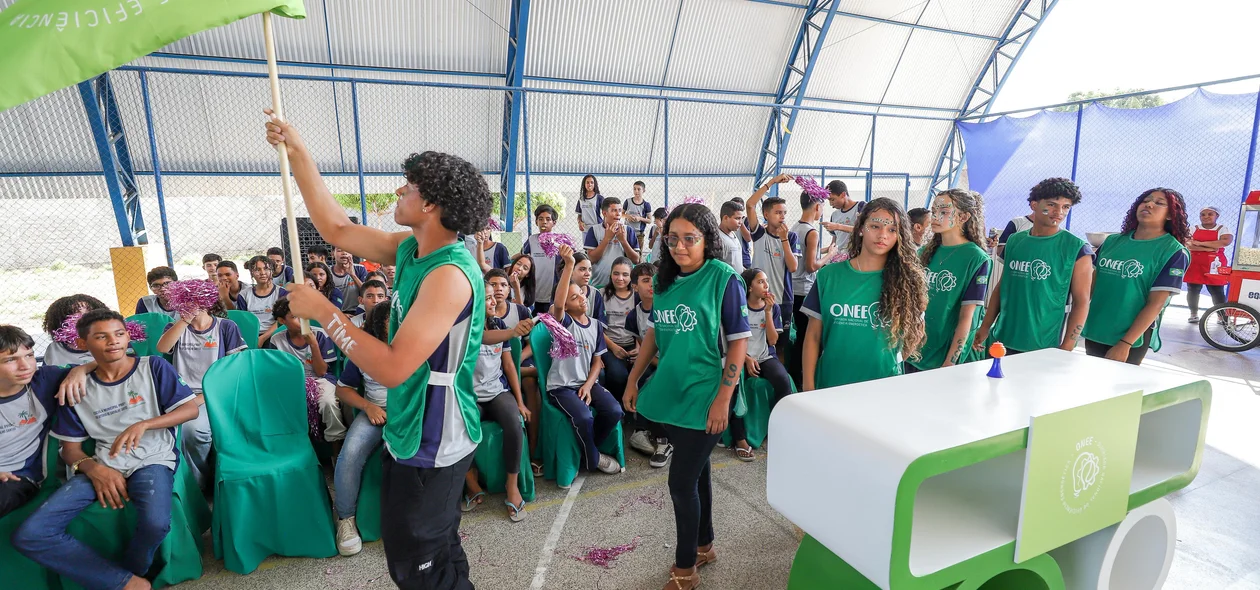 Alunos prontos para gincana na Escola Municipal Professora Ana Vitória de Carvalho Santos