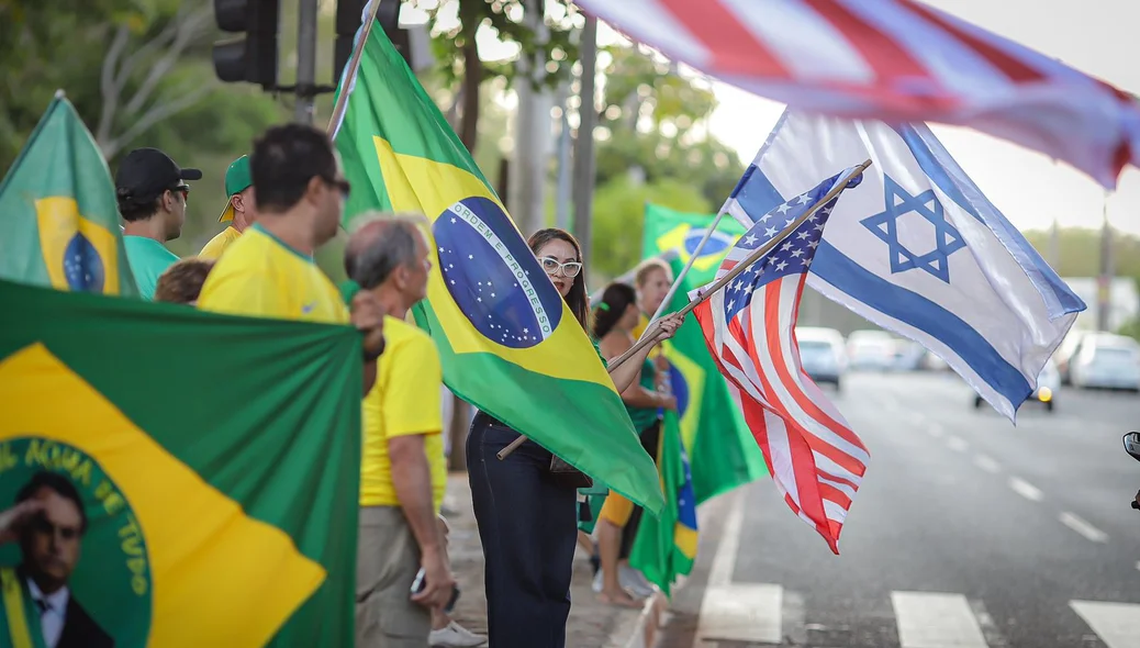 Apoiadores presente no ato