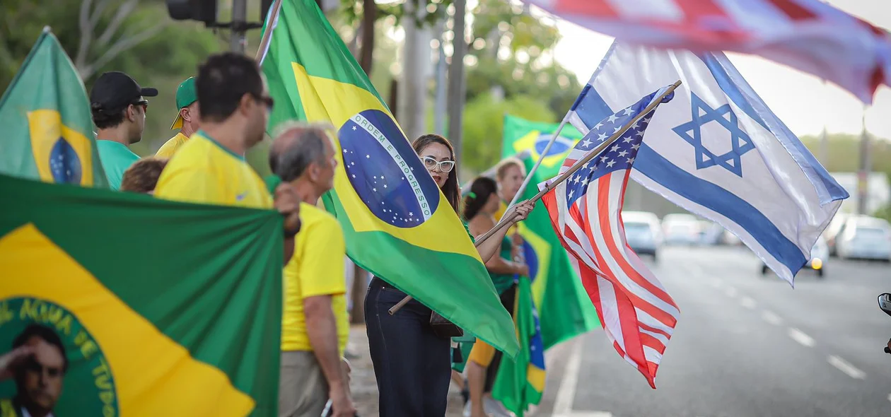 Apoiadores presente no ato
